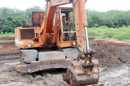 Bị phát hiện đổ trộm bùn thải công nghiệp trong Khu công nghiệp Lộc An - Bình Sơn, Hợp tác xã Long Tân buộc phải thu gom.
