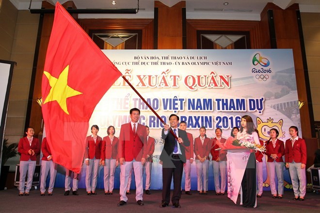 Bộ Trưởng Bộ Văn hóa-Thể thao và Du lịch Nguyễn Ngọc Thiện và các vận động viên tại lễ xuất quân dự Olympic 2016. (Ảnh: Quốc Khánh/TTXVN)