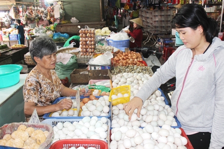 Tiểu thương kỳ vọng giá trứng sẽ hạ nhiệt sau khi được miễn kiểm dịch. (Ảnh chụp tại điểm bán trứng ở chợ Hóa An, TP.Biên Hòa).