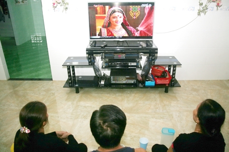 Một gia đình tại huyện Tân Phú xem phim Cô dâu 8 tuổi trên kênh Today Tivi.