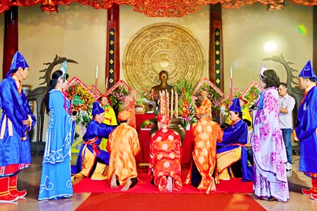 Ban quý tế các đình, chùa thực hiện nghi lễ dâng hương Chủ tịch Hồ Chí Minh tại Văn miếu Trấn Biên. Ảnh: Lâm Cón
