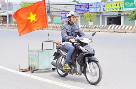 Anh Nguyễn Hữu Lợi với chiếc xe hút đinh tự chế vẫn hàng ngày làm công việc hút đinh, vật sắc nhọn được nhiều người đi đường yêu quý.