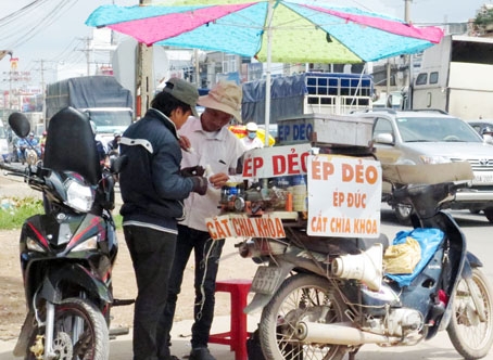 Thợ làm chìa khóa di động Hai Nhân “hành nghề” trước cổng Bệnh viện đa khoa Thống Nhất.