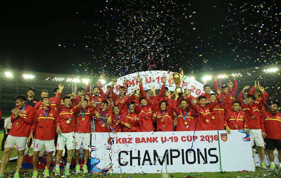 Các cầu thủ U-19 VN và chức vô địch KBZ Bank Cup 2016. Ảnh: MFF