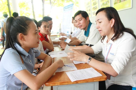 Sinh viên Trường cao đẳng công nghệ và quản trị Sonadezi tìm việc làm tại Ngày hội việc làm do nhà trường và các công ty, doanh nghiệp trong và ngoài tỉnh tổ chức.