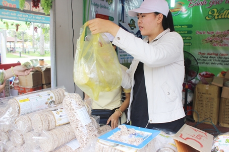 Giới thiệu bánh gạo lứt tại hội chợ.