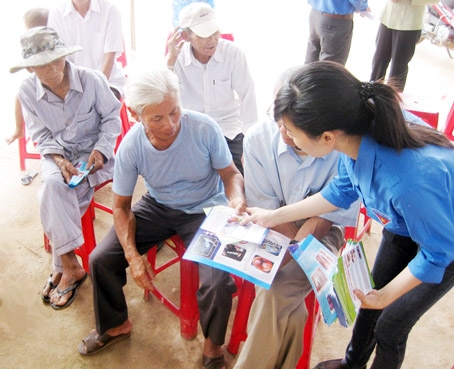 Nhân viên Phòng Công tác xã hội Bệnh viện đa khoa Thống Nhất phát tờ rơi truyền thông về phòng ngừa bệnh ung thư.