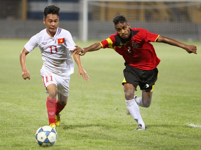 U19 Việt Nam (áo trắng) vượt qua U19 Timor Lester. (Ảnh: Quốc Khánh/TTXVN)