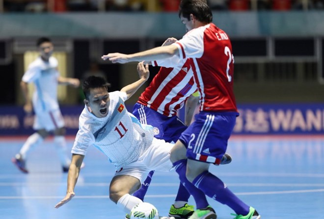 Tuyển Futsal Việt Nam (áo trắng) bại trận trước Paraguay. (Nguồn: Getty Images)