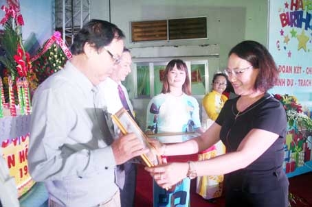 Bà Đặng Thanh Thủy, Trưởng ban Thi đua - khen thưởng tỉnh trao tặng bằng khen của UBND tỉnh cho các cá nhân của Trung tâm Văn hóa tỉnh Đồng Nai. Ảnh: V.Truyên