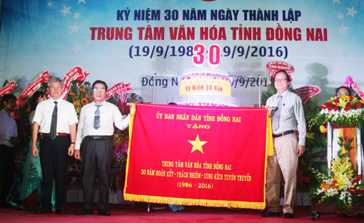 Director of Dong Nai DoLISA Huynh Van Tinh presents laudatory writting to the Vocational College No.8