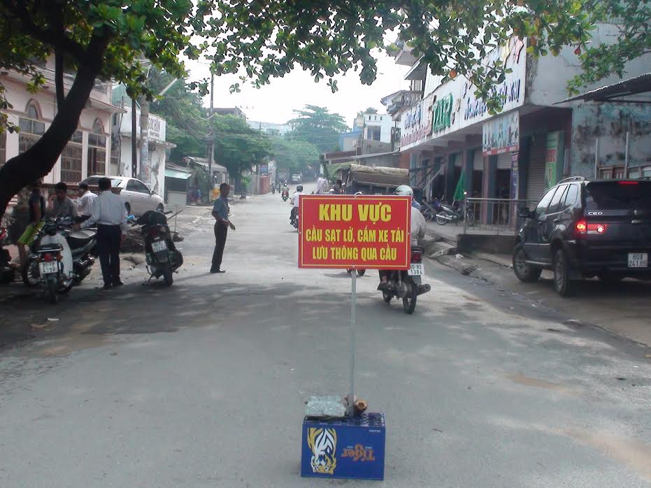 UBND phường Tam Hòa đã cắm bảng cấm xe tải lưu thông qua cầu