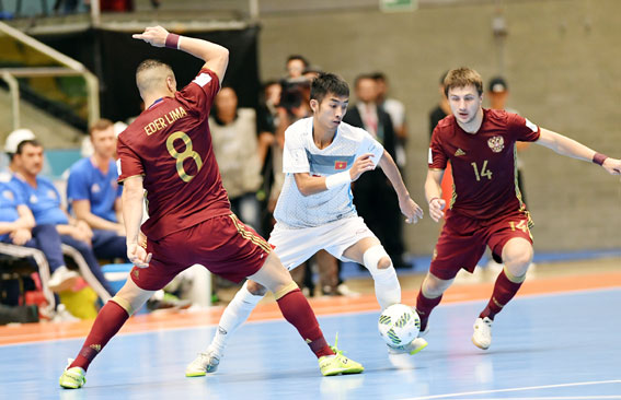 Đội tuyển Nga (áo đỏ) thể hiện trình độ vượt trội so với đội tuyển futsal Việt Nam.