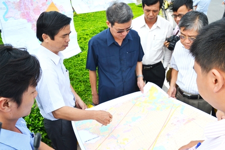Chủ tịch UBND tỉnh Đinh Quốc Thái (giữa) kiểm tra khu tái định cư dự án Sân bay Long Thành.