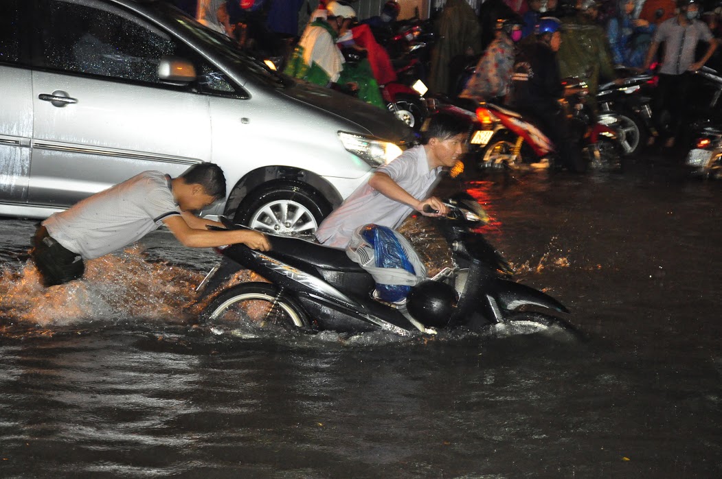 Trên đường Phạm Văn Thuận (khu vực gần chợ Tân Mai), đoạn đi qua khu phố 1 bị ngập sâu trong nước