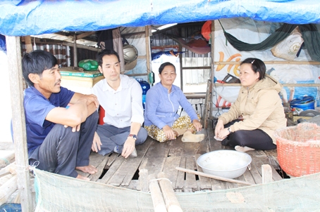 Hộ ông Trần Tấn Lộc và bà Nguyễn Thị Lái ở làng bè La Ngà (xã Phú Ngọc, huyện Định Quán) thuộc hộ nghèo được cán bộ Ngân hàng Chính sách xã hội xuống khảo sát nhu cầu vay vốn giải quyết việc làm.