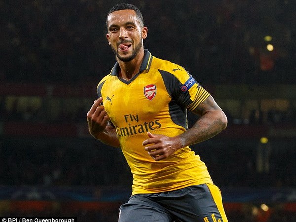 Walcott lập cú đúp cho Arsenal. (Nguồn: Daily Mail)