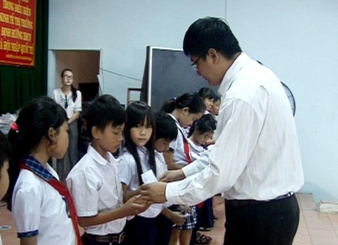 Đại diện Hội Khuyến học huyện Trảng Bom, trao học bổng cho cá em học sinh nghèo hiếu học. 