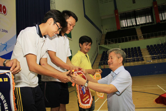 Giám đốc Sở Văn hóa - thể thao và du lịch Lê Kim Bằng trao giải cho các VĐV đạt thành tích môn nhảy bao bố.