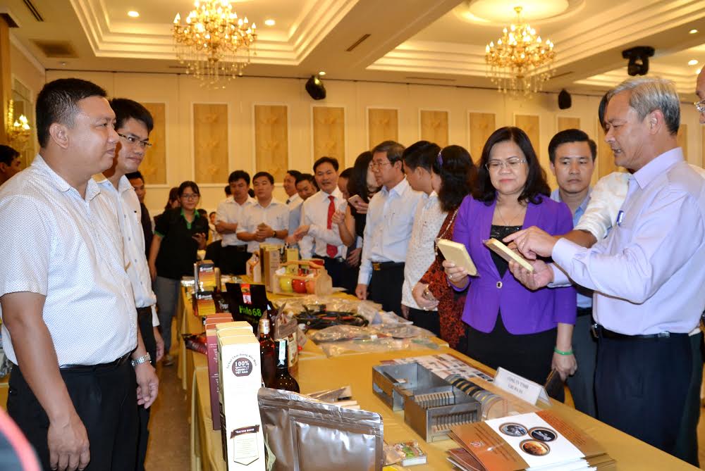 Lãnh đạo tỉnh tham quan sản phẩm trưng bày của các doanh nghiệp tại buổi lễ
