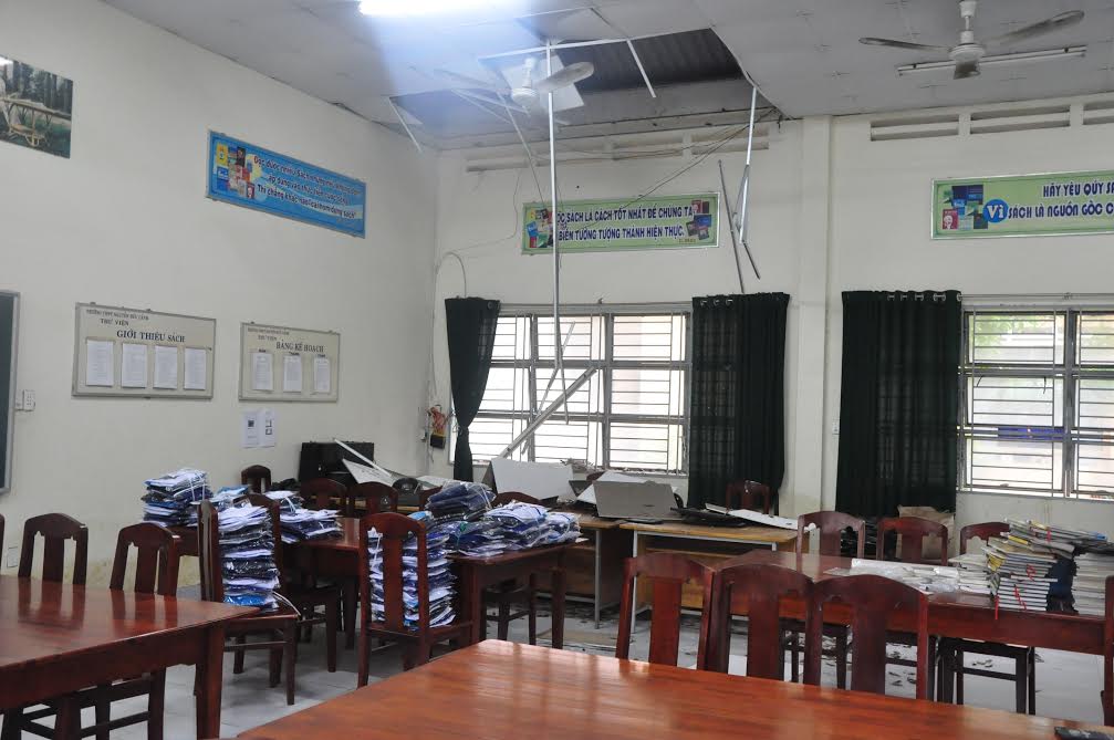 Một mảng trần nhà của phòng thư viện Trường THPT Nguyễn Hữu Cảnh bị sập
