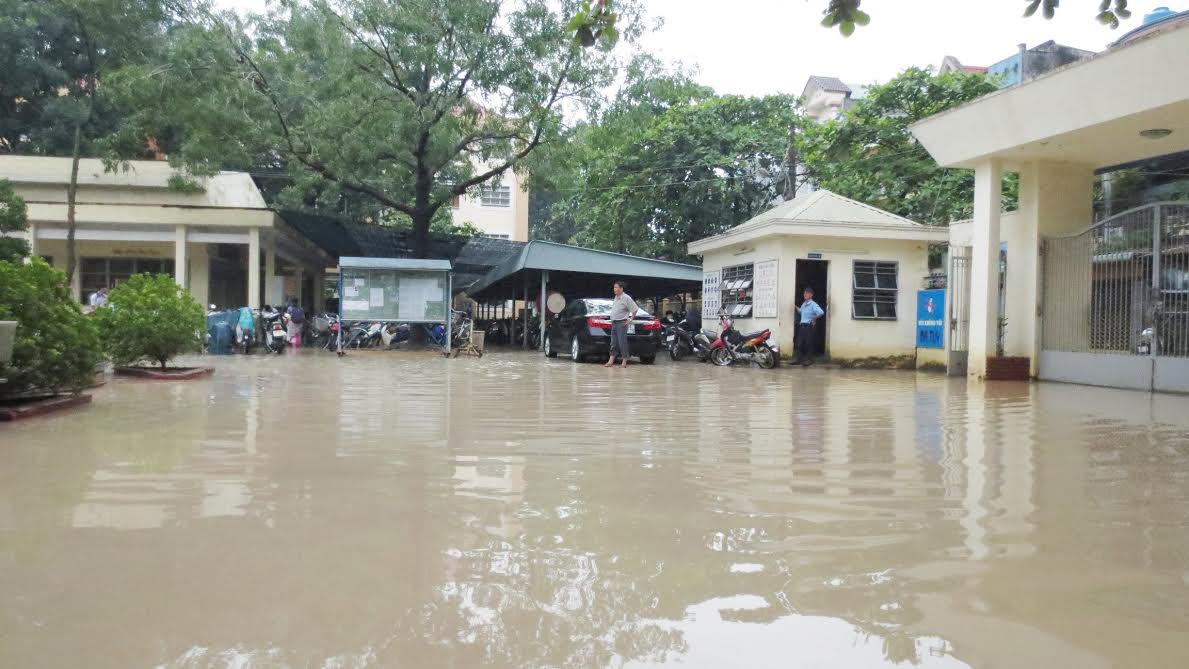 Khuôn viên trường bị ngập khiến việc đi lại, học tập và giảng dạy của thầy trò Trường THPT Nguyễn Hữu Cảnh gặp nhiều khó khăn
