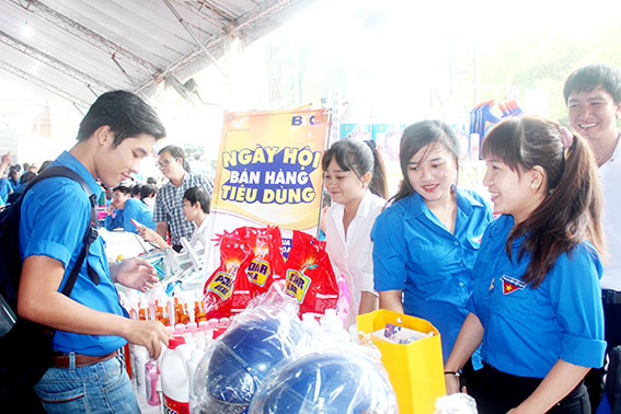 Đoàn viên, hội viên, thanh niên tham quan các gian hàng trưng bày sản phẩm Việt Nam (Ảnh: Nga Sơn)