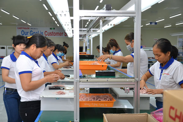 Sản xuất dây điện cho ngành điện tử tại Công ty TNHH Chemtrovina ở Khu công nghiệp Nhơn Trạch 3 (huyện Nhơn Trạch).