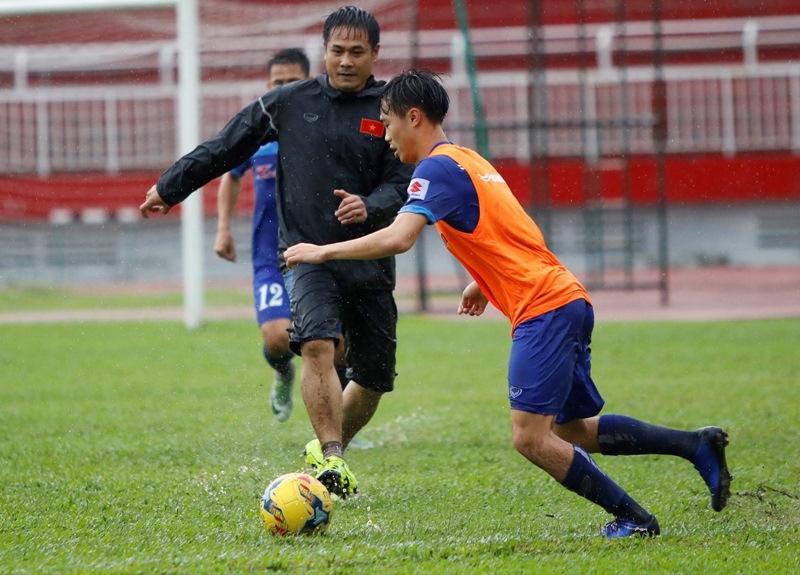 Thầy trò HLV Hữu Thắng luyện tập chuẩn bị cho AFF Cup 2016.