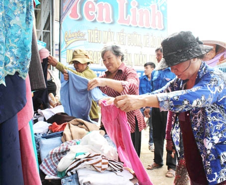 Người nghèo chọn những bộ quần áo cũ tại quầy hàng miễn phí do Đội thanh niên tình nguyện Suối Cát (huyện Xuân Lộc) vận động giúp đỡ.