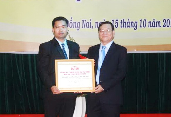 Đại diện nhà tài trợ trao học bổng cho nhà trường