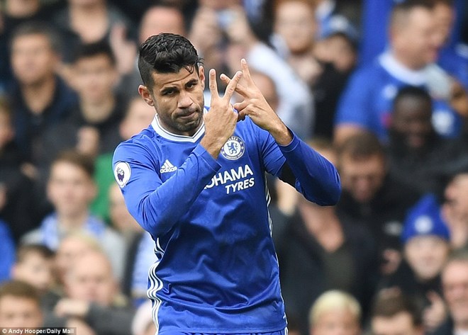 Diego Costa là người mở đầu cho chiến thắng của Chelsea trước Leicester. (Nguồn: Daily Mail)