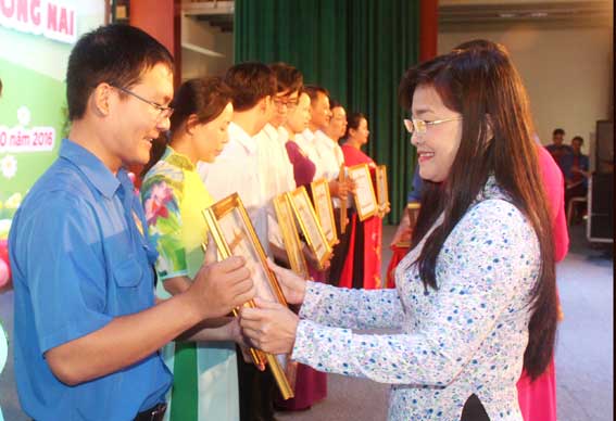 Đồng chí Bùi Thị Bích Thủy, Bí thư Tỉnh đoàn tặng bằng khen của UBND tỉnh cho các tập thể và cá nhân