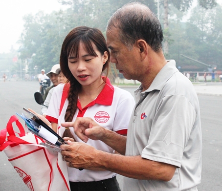 Người dân được nhân viên chương trình tư vấn về nguyên nhân và cách phòng ngừa bệnh sốt xuất huyết. Ảnh: N.Thư