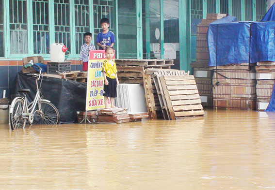 Nước lũ  bắt đầu lên từ 3 giờ sáng nay khiến nhiều học sinh  tại xã Phước Tân, TP.Biên Hòa không thể đến trường.