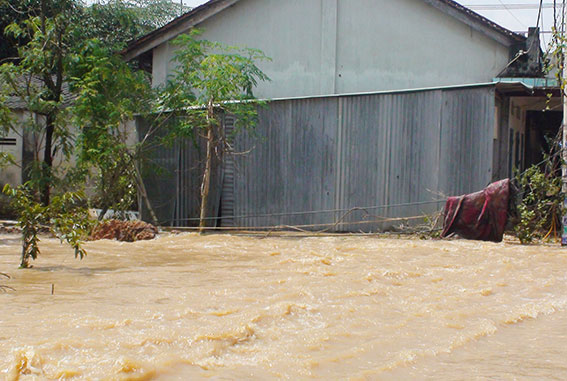 Trưa 17-10, nước lũ rút chậm khiến nhiều học sinh trong khu vực không thể đến trường. 