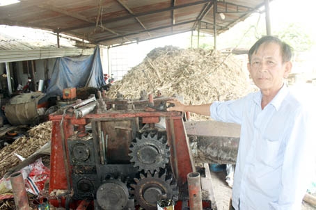 Lò đường của ông Huỳnh Công Minh (xã Bình Lợi, huyện Vĩnh Cửu) vào vụ trễ hơn cả tháng so với mọi năm vì bất lợi về nguồn nguyên liệu.