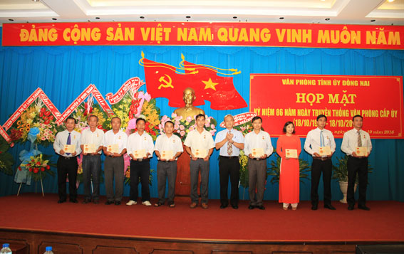 Đồng chí Bí thư Tỉnh ủy Nguyễn Phú Cường trao kỷ niệm chương Kỷ niệm chương “Vì sự nghiệp Văn phòng cấp ủy” cho các cán bộ văn phòng