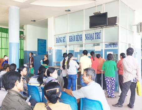 Người dân đăng ký khám bệnh bảo hiểm y tế tại Bệnh viện đa khoa khu vực Định Quán. Ảnh: V.Vy