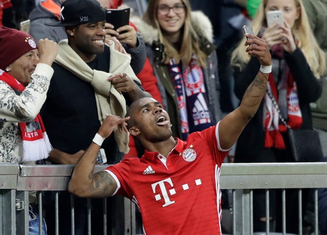 Douglas Costa ăn mừng độc đáo sau khi ghi bàn. (Nguồn: Getty Images)