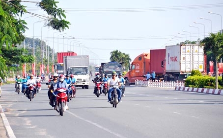 Đường vào cảng Phước An sẽ kết nối với đường 319 để lên cao tốc TP.Hồ Chí Minh - Long Thành - Dầu Giây. Trong ảnh: Một đoạn đường 319 đi qua Khu công nghiệp Nhơn Trạch 2 (huyện Nhơn Trạch).