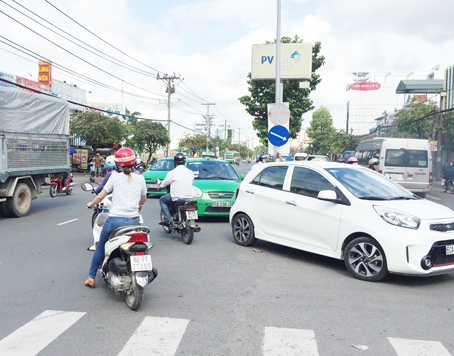 Tình trạng giao thông lộn xộn thường xuyên diễn ra trước cổng Bệnh viện đa khoa Đồng Nai, một phần do người điều khiển xe 2 bánh chạy ngược chiều để vào bệnh viện (ảnh lớn).