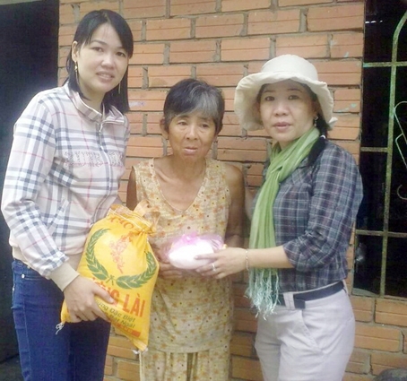 Bà Mai Thanh Thúy, Phó trưởng ban Pháp chế HĐND huyện Tân Phú (bìa phải), cùng thành viên trong tổ thiện nguyện trao quà cho người nghèo.