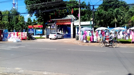 Bên cạnh đó, tiểu thương ngang nhiên chiếm dụng diện tích trước cổng Trường tiểu học Kim Đồng (đường Hùng Vương, thị trấn Gia Ray, huyện Xuân Lộc)  để bán quần áo, chăn mền.