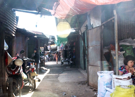 khu vực lòng chợ Vĩnh Tân cũ trở nên xập xệ