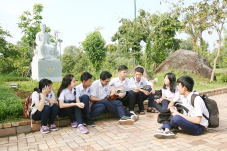 Học sinh Trường THPT Nam Hà (TP.Biên Hòa) sinh hoạt văn nghệ tại Vườn tượng danh nhân văn hóa Văn miếu Trấn Biên.