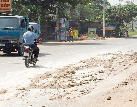 Đất “rải thảm” trên đường tỉnh 768 khiến xe 2 bánh phải lách ra giữa đường, rất nguy hiểm.