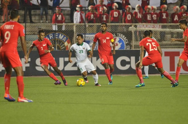 Cầu thủ Indonesia (áo trắng) có thể lực rất tốt. (Nguồn: Affsuzukicup)