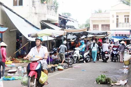 Đã gần trưa nhưng nhiều người bán hàng khu vực gần chợ Biên Hòa vẫn tràn ra cả đường để bán hàng.