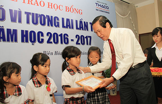 Phó Tổng biên tập Báo Đồng Nai Lã Xuân Phú trao học bổng (Ảnh: Công Nghĩa)